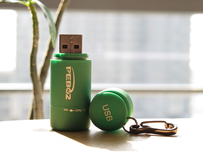 Fashion and convenient USB charging type mini flashlight Show the figure 4